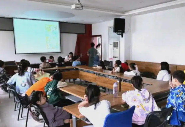 联动企业与高校建立成长渠道为学生提供多元化开展路径 联动企业与高校建立成长渠道为学生提供多元化开展路径